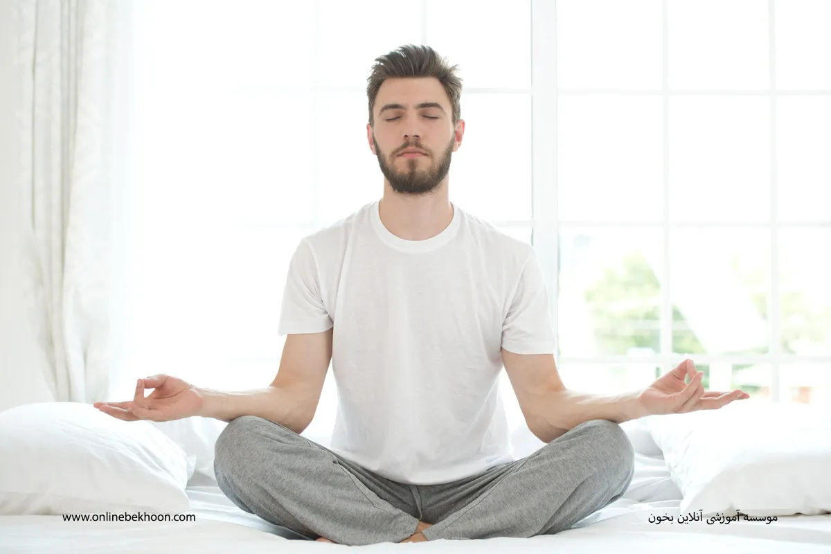 مردی در حال مدیتیشن کردن